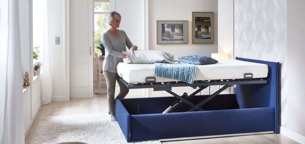 Lindeo - Auf der maximalen Höhe verwandelt sich die Matratze in eine praktische Fläche zum Kofferpacken oder Bettbeziehen.